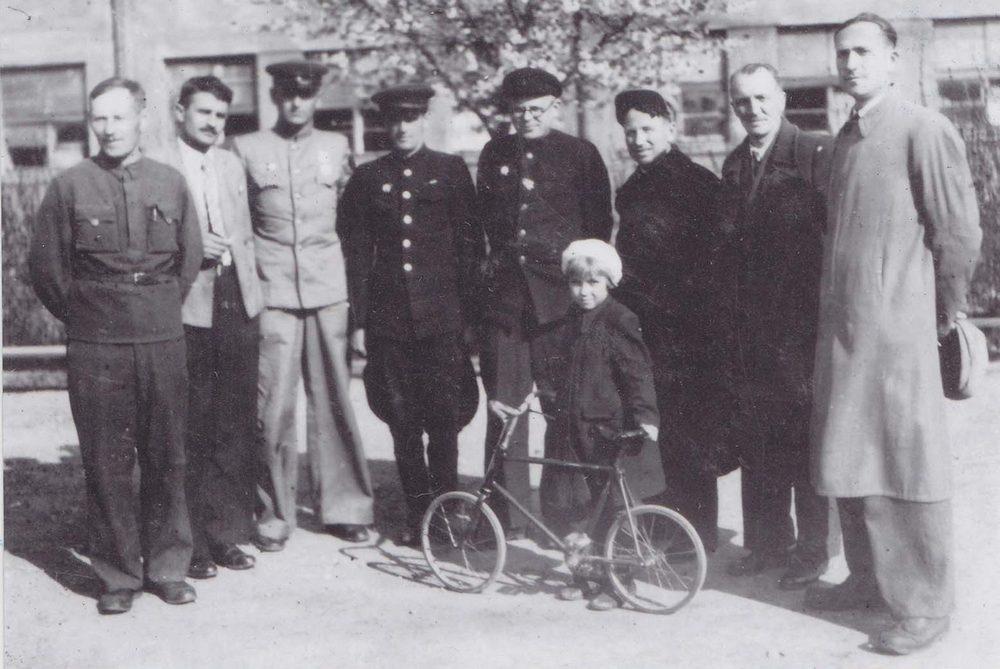 Май 1945 года. В центре в очках – начальник техникума Николай Губенко.