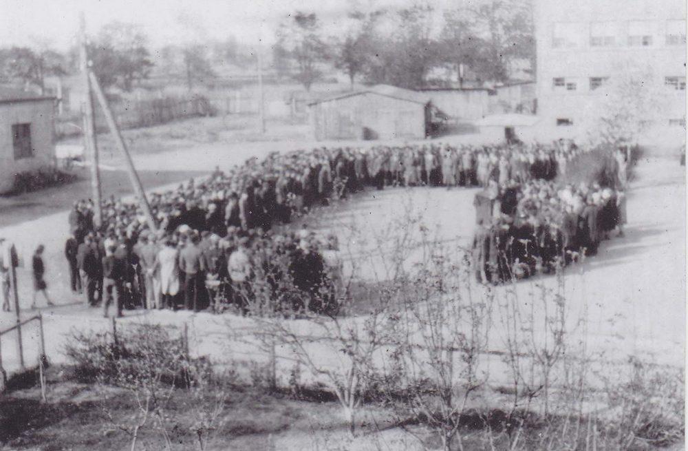 Праздничный митинг во дворе техникума.