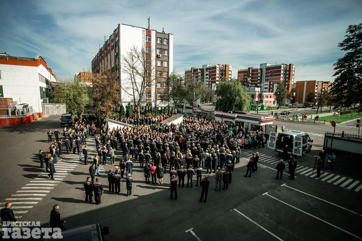 Брестчане прощаются с Михаилом Иоффе, бывшим директором "Брестгазоаппарат". Фото: , "Брестская газета"