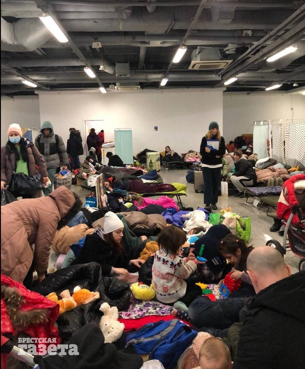 Один из волонтерских центров Кракова.