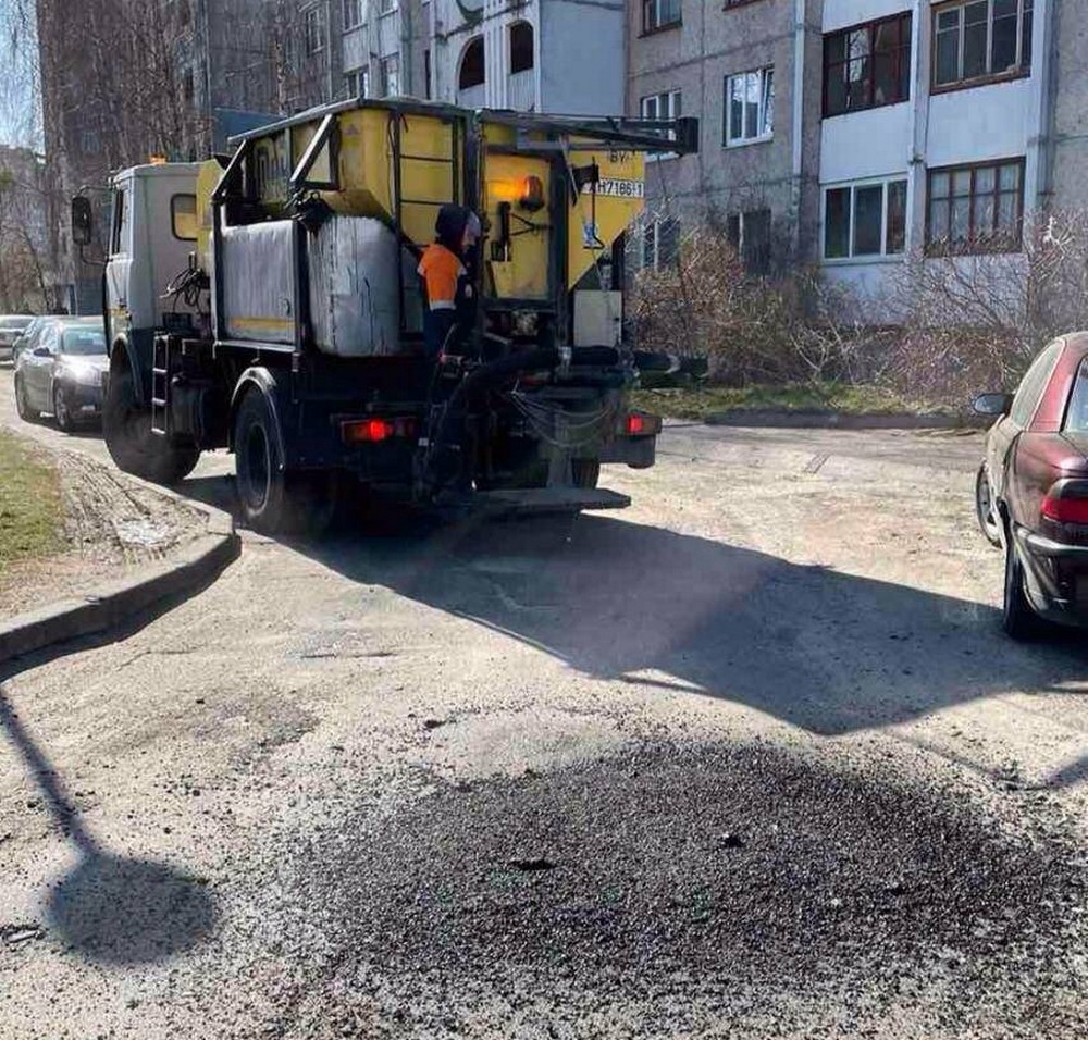 Так выглядит свежая заплатка на дороге в Бресте.