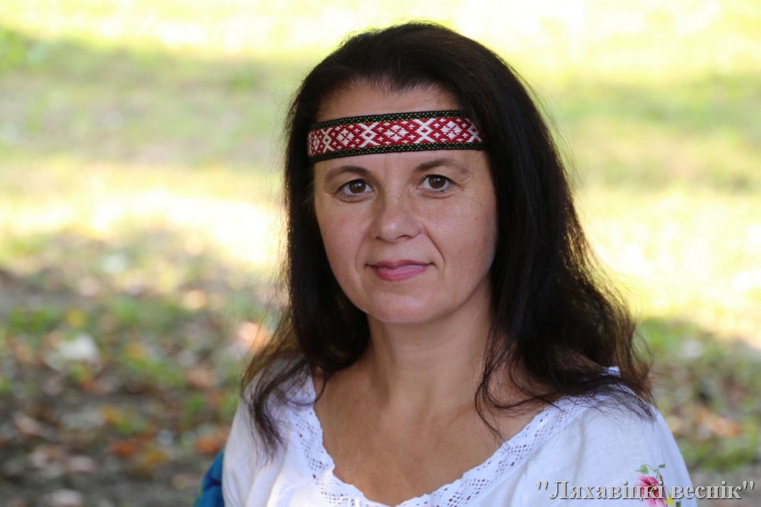 Участница фестиваля с повязкой с беларуским орнаментом.