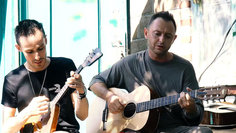 Рома Билык (Зверь) вместе с гитаристом группы Германом Осиповым исполняет песню «Говори». Фото: телеграм-канал WarGonzo.
