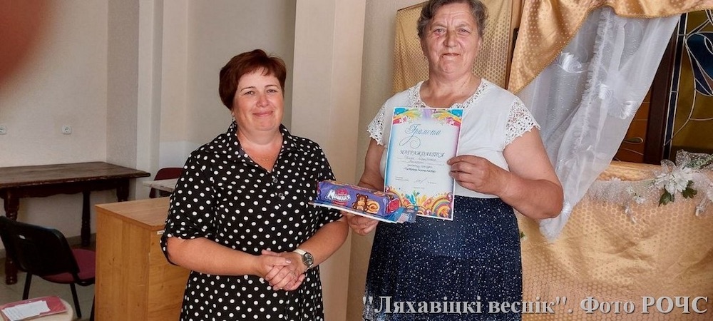 Участнице конкурса «Частушки безопасности» из народного клуба ветеранов «Седина» вручили грамоту и приз.