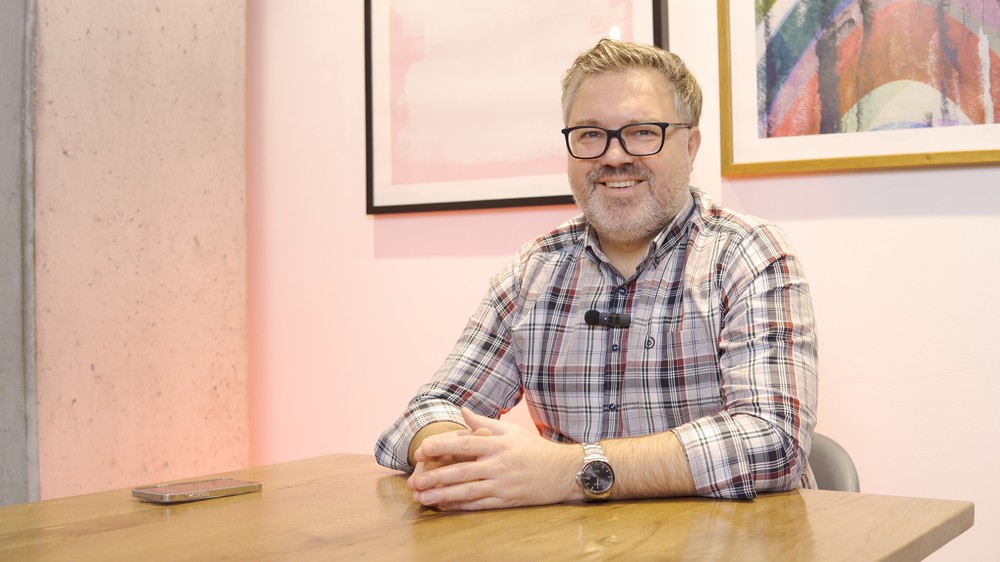 Евгений Бурый во время интервью BGmedia