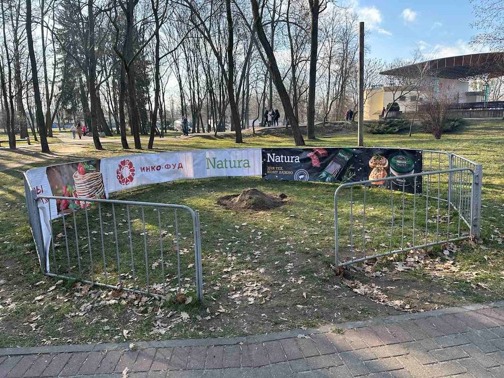 Место упавшего столба в первый день масленичных гуляний в Бресте. 10 марта 2024 года. Фото: телеграм-канала «Любимый Брест».