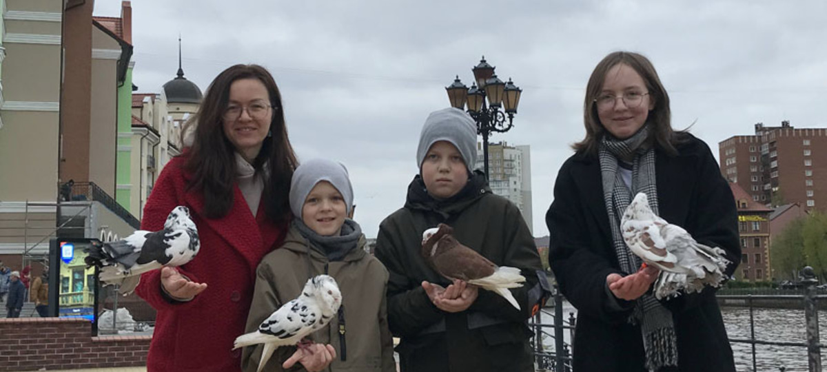 Александра Семенюк со своими детьми