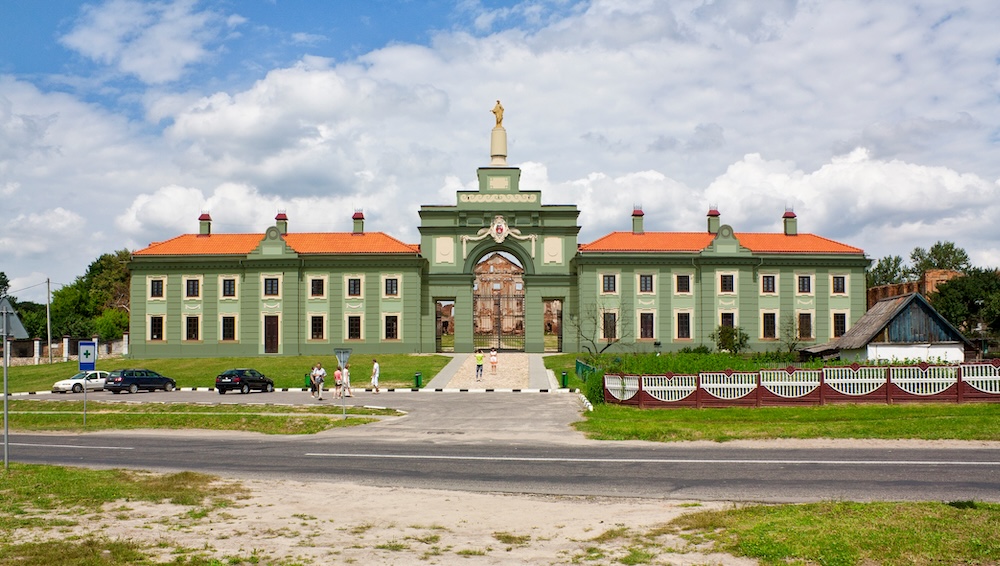 Цветная реконструкция ворот и прилегающих корпусов с «по-барочному» темным карнизом.