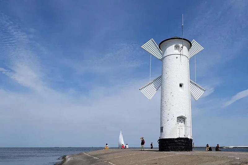 Става Млыны на конце волнореза в Свиноуйсьце узнается даже в стилизованном варианте. Фото: Wikimedia Commons