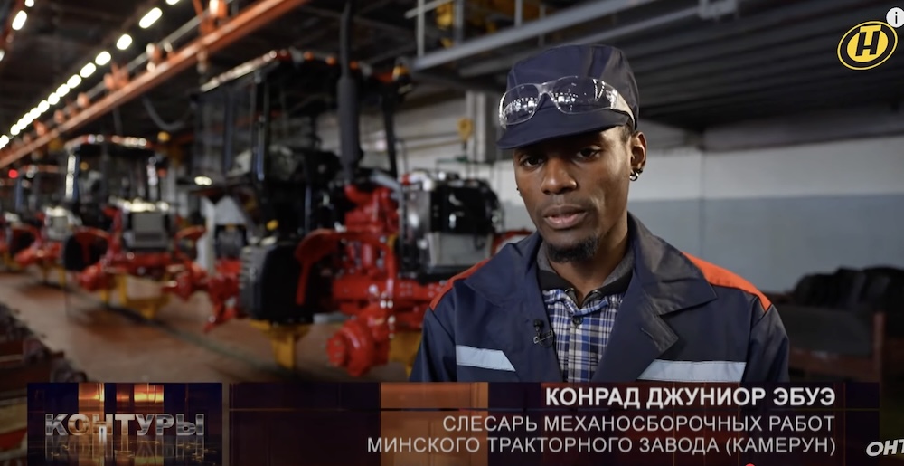 Слесарь из Камеруна на МТЗ дает интервью. Скриншот из сюжета ОНТ.