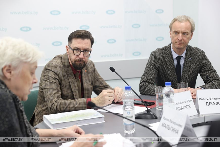 Главный архитектор Брестской области Николай Власюк (посередине) в пресс-центре БЕЛТА. Фото: БЕЛТА.