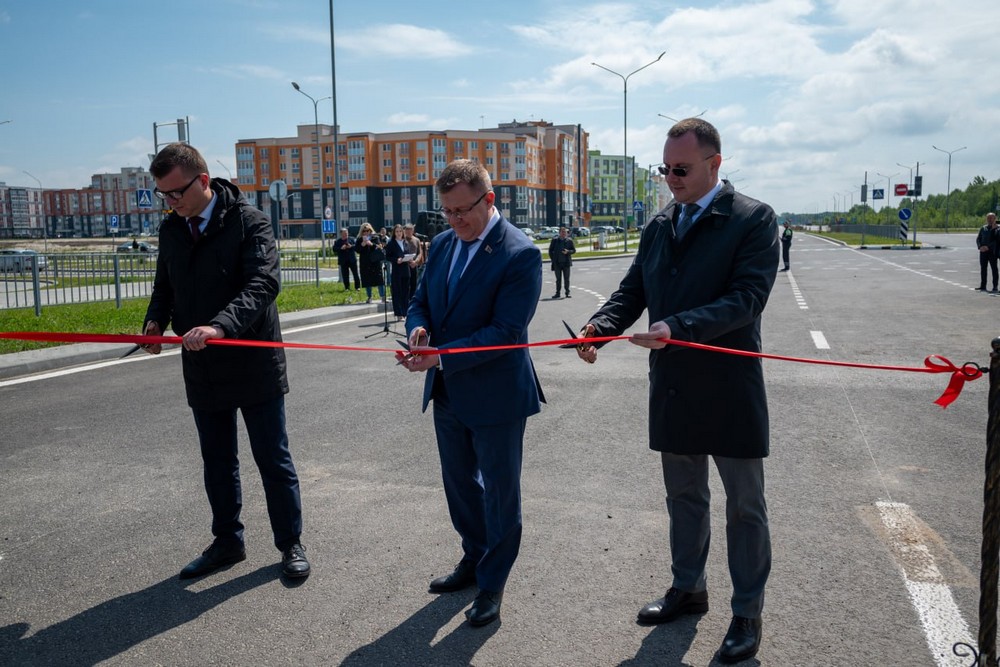 Брестские чиновники перерезают красную ленту во время открытия участка улицы Мытной. Фото: Брестский облисполком