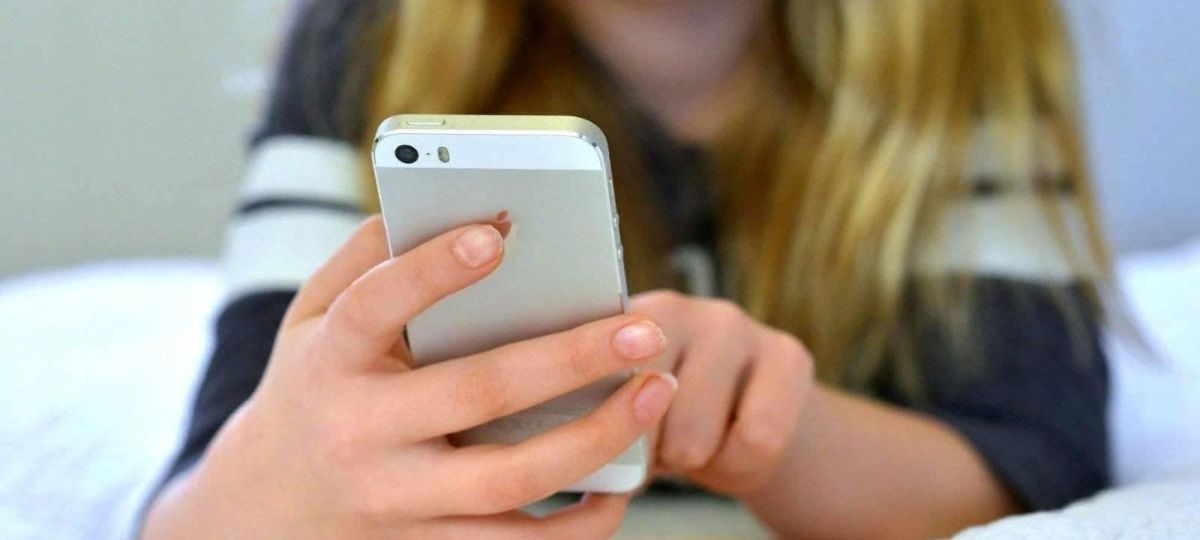 Девочка с телефоном в руке