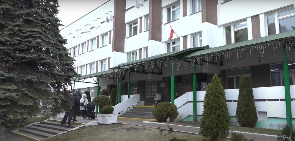 Пинская детская поликлиника в начале 2025 года, до начала ремонта. Скриншот видео