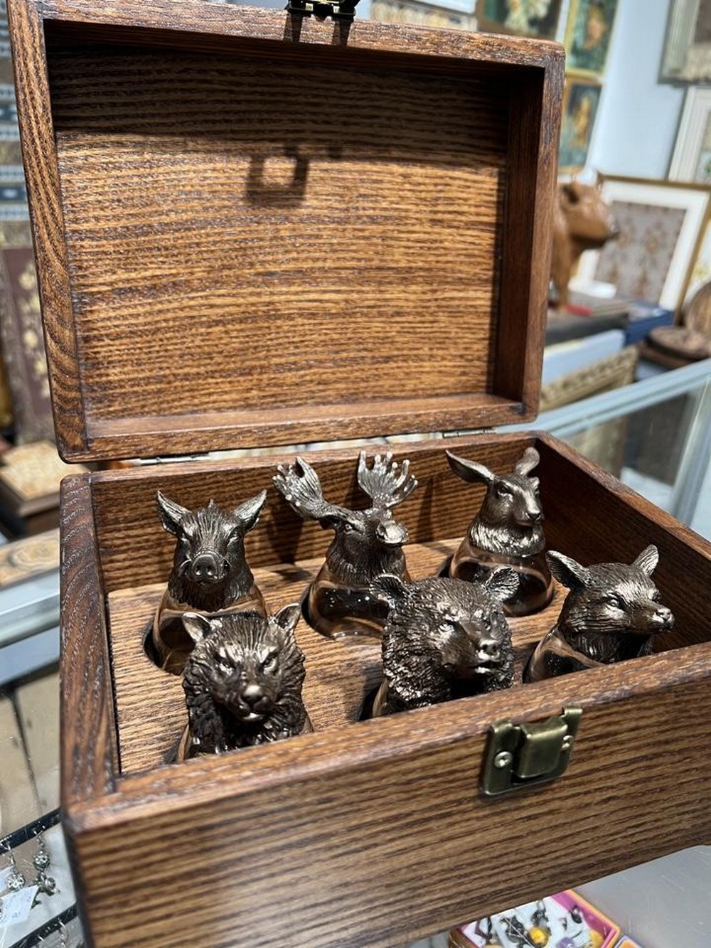 Подарочный набор рюмок в форме разных животных. Фото: artfolk.by