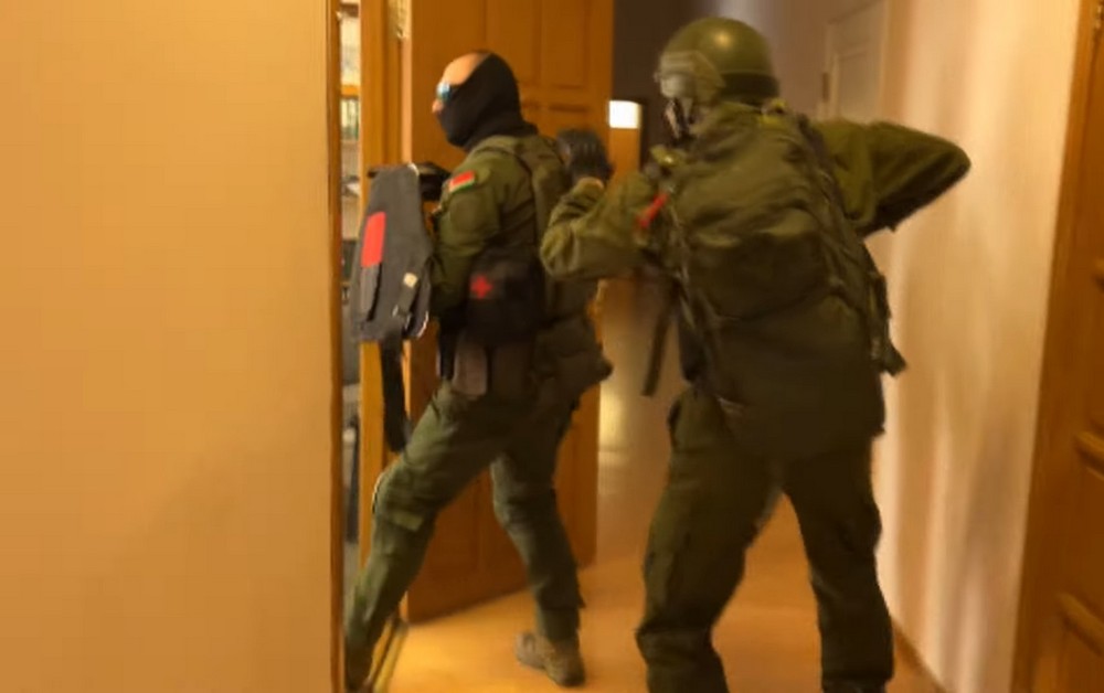 Силовики врываются в редакцию «Вечернего Бобруйска». Скриншот видео