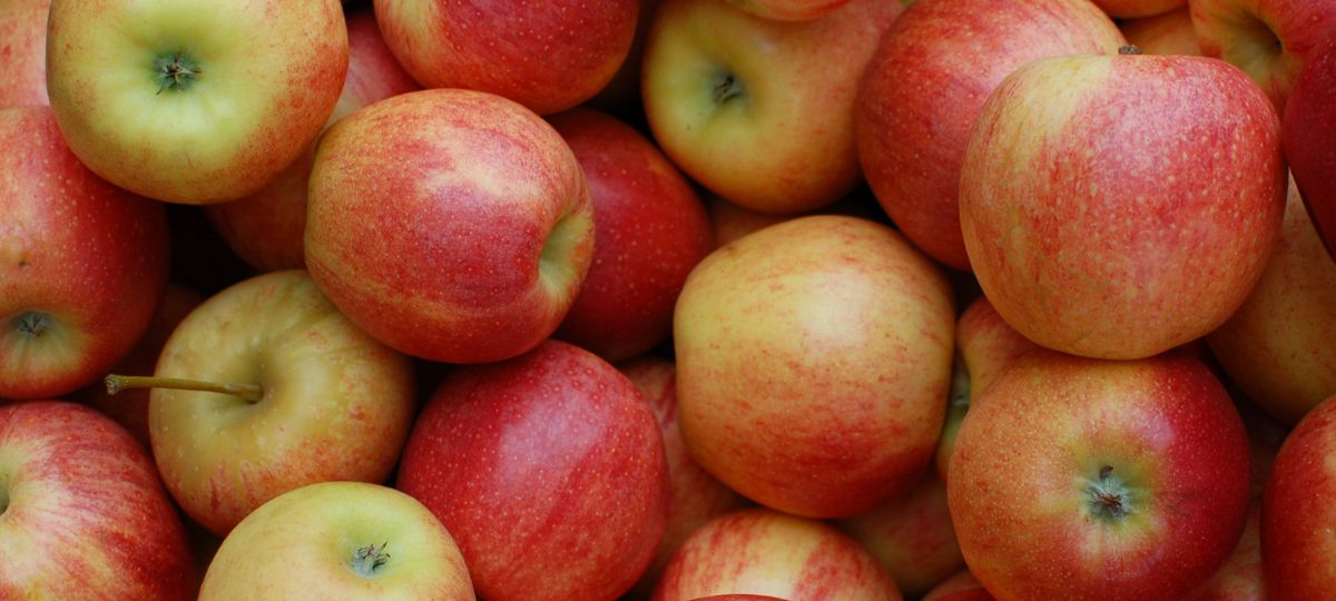 Яблоки на прилавке