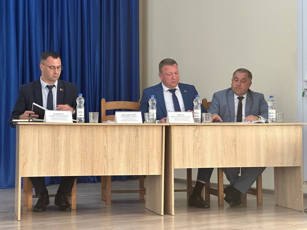 Брестские чиновники на встрече с жителями Южного по поводу строительства детского сада. Фото: Брестский горисполком