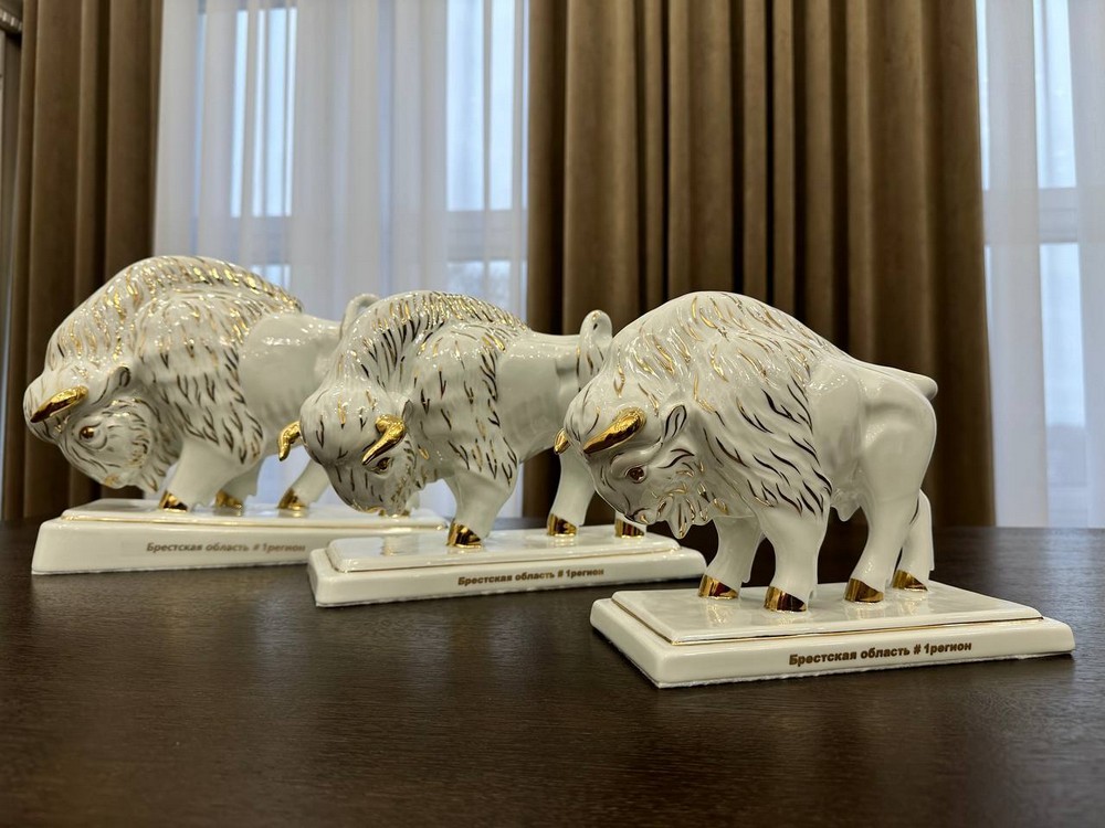 Зубры, которые Брестский облисполком подарил Дворцу независимости в Минске. Фото: Брестский облисполком