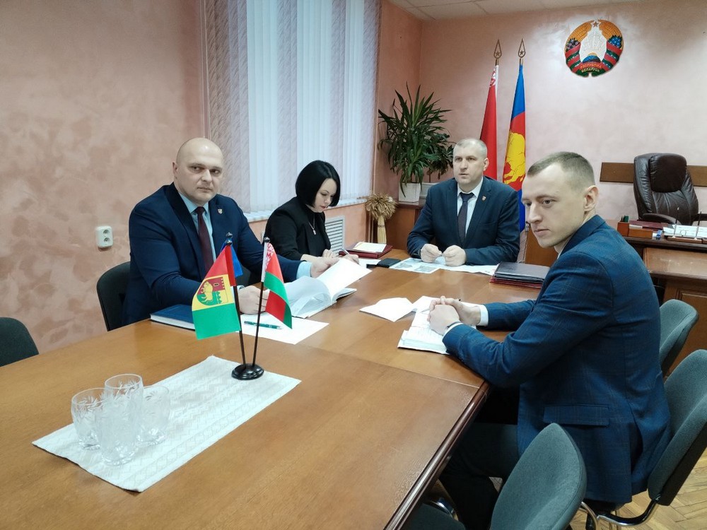 Председатель Каменецкого райисполкома во время приема местных жителей