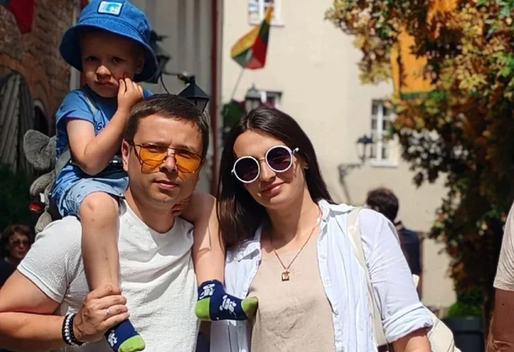 Антон Храмеля с женой и сыном. Фото из его личного архива