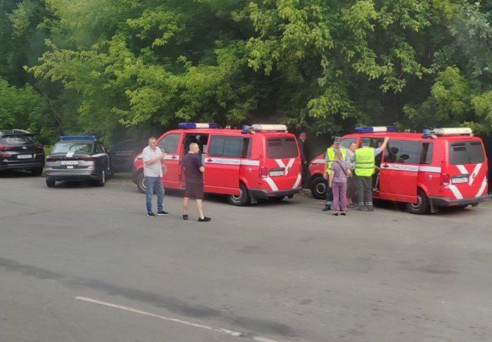 Сотрудники Транспортной инспекции возле пункта пропуска «Брест». Фото из приграничного чата