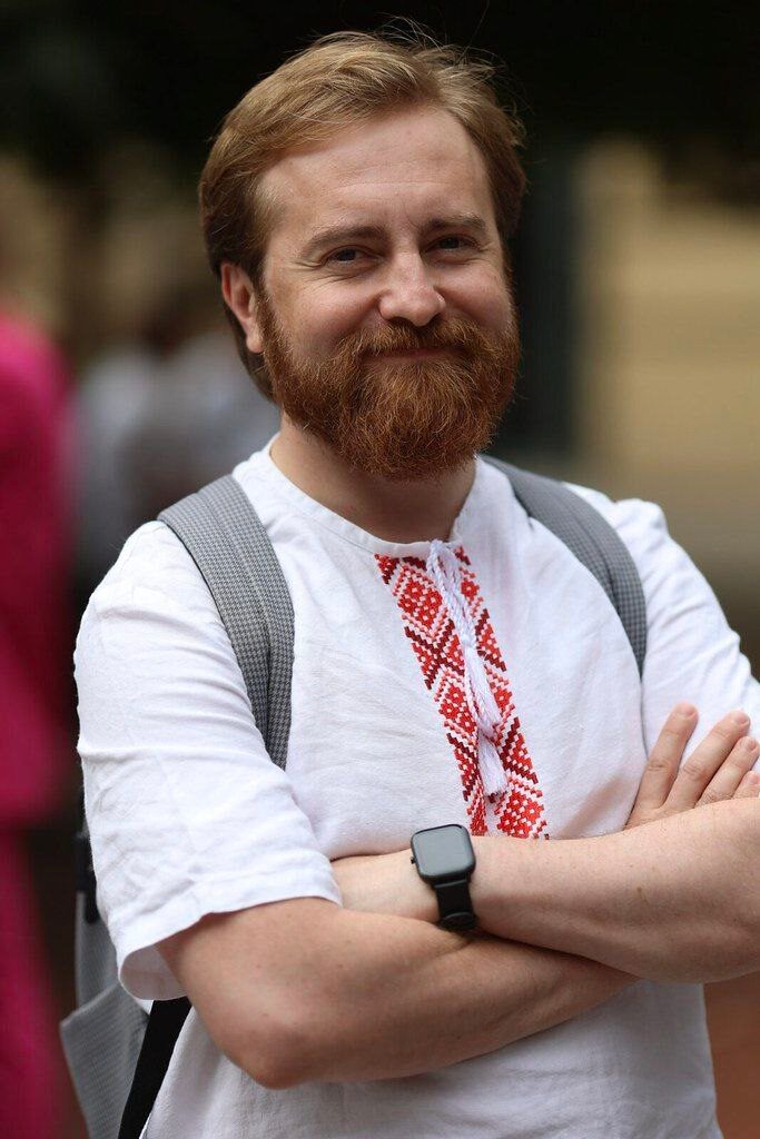 Дмитрий Фурманов ы вышиванке стоит, скрестив руки на груди