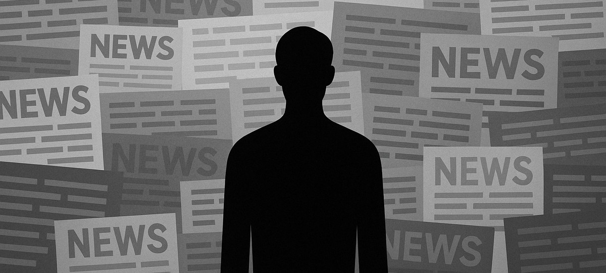 Человек на фоне множества новостных заголовков — символ информационного шума.