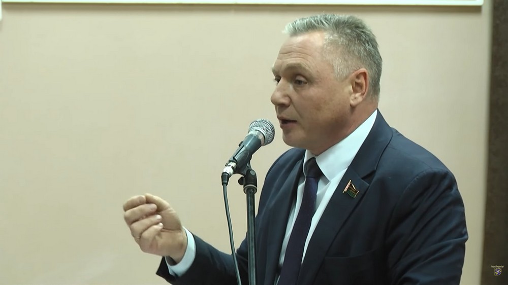 Депутат Андрей Крупенькин на встрече с жителями Южного 22 октября 2025 года. Скриншот видео