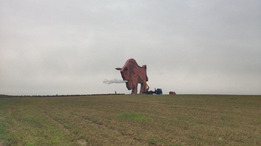 Зубр с паром на трассе М1.