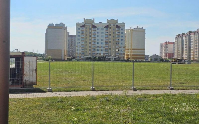 Место, где начали строить детский сад в Боровках в 2025 году