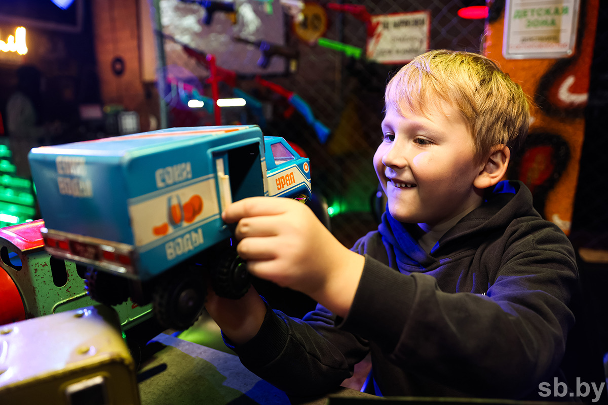 Брест. Музей «Советское детство». Ретро игрушки, эпоха СССР. Машинки, грузовики. Миша.