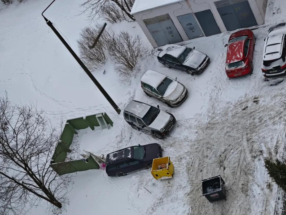 контейнер посреди улицы