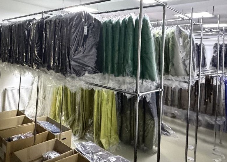 Склад брестской компании, которая шьет премиальную одежду. Фото: КГК