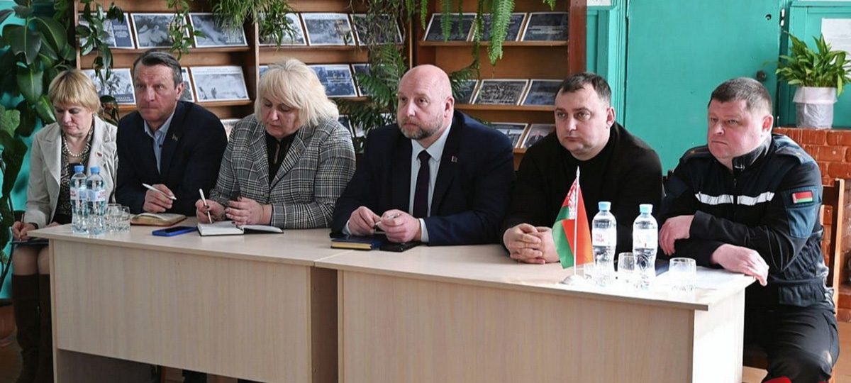 чыноўнікі на сустрэчы