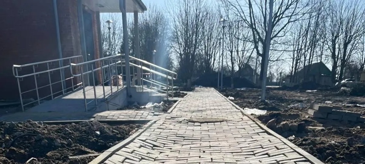 Кривая тротуарная плитка возле Чериковской ЦРБ. Фото: https://www.cherikovnews.by