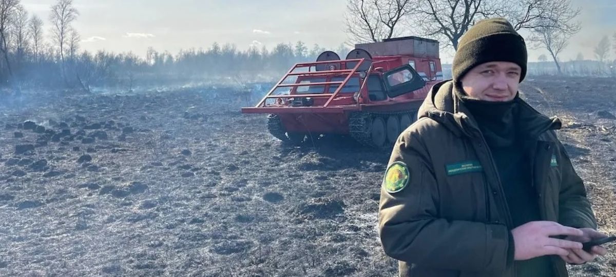 Сотрудник лесхоза на фоне пала в Ивацевичском лесхозе