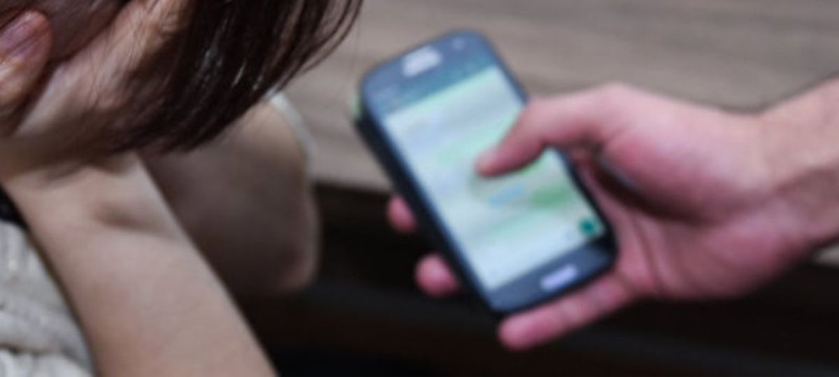 Девушку шантажируют фото в телефоне