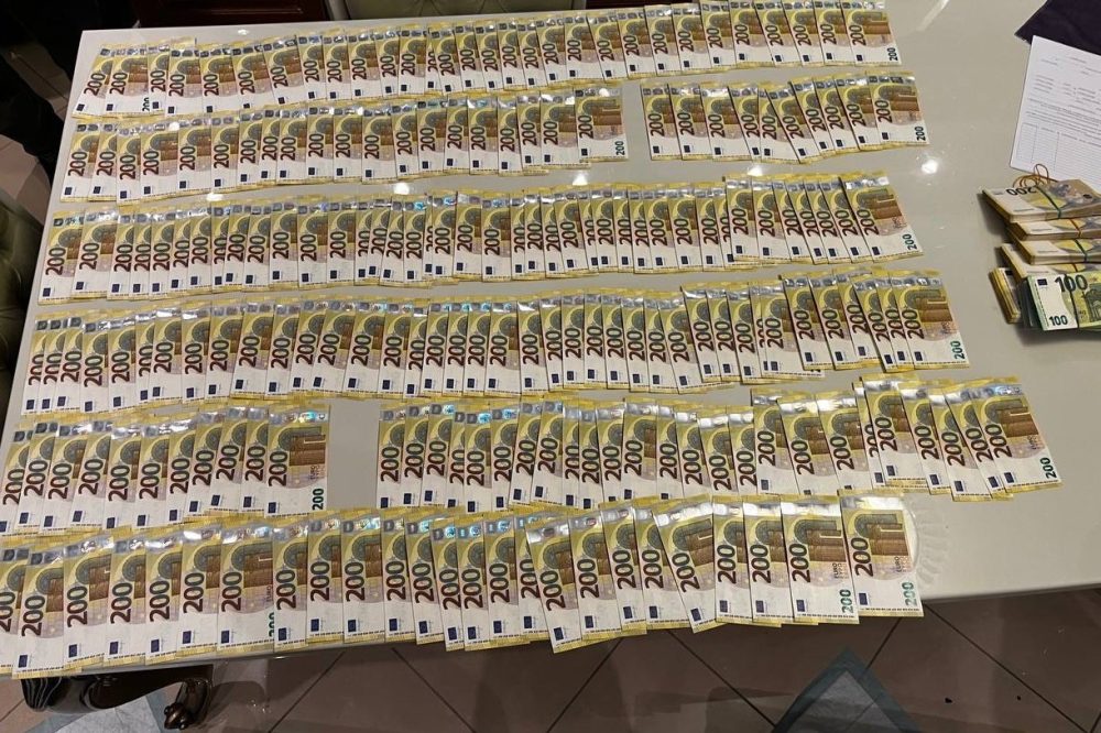 Деньги на столе. Фото: КГК