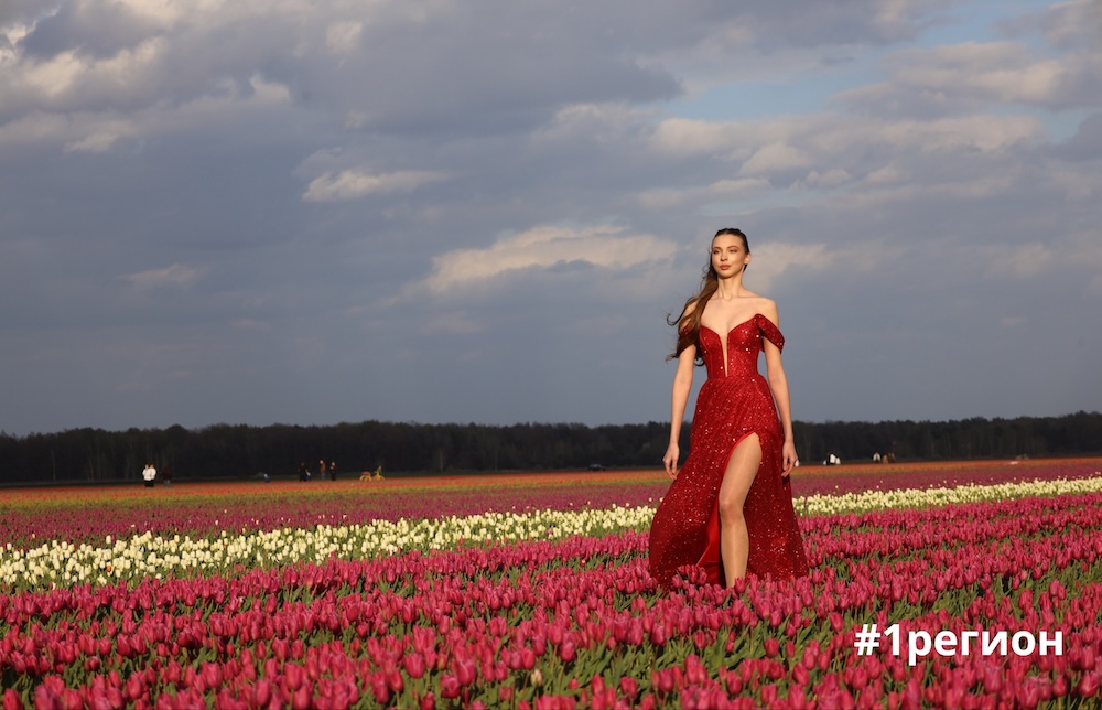 Девушки участвует в дефиле Нацшколы красоты в тюльпановом поле