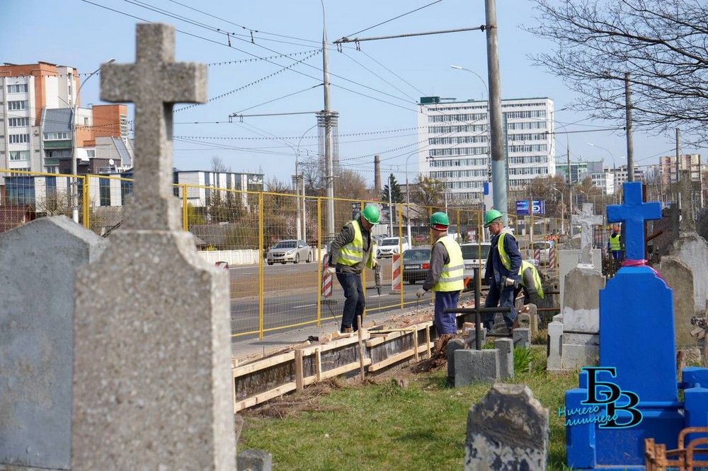Установка нового забора на Тришинском кладбище в апреле 2026 года