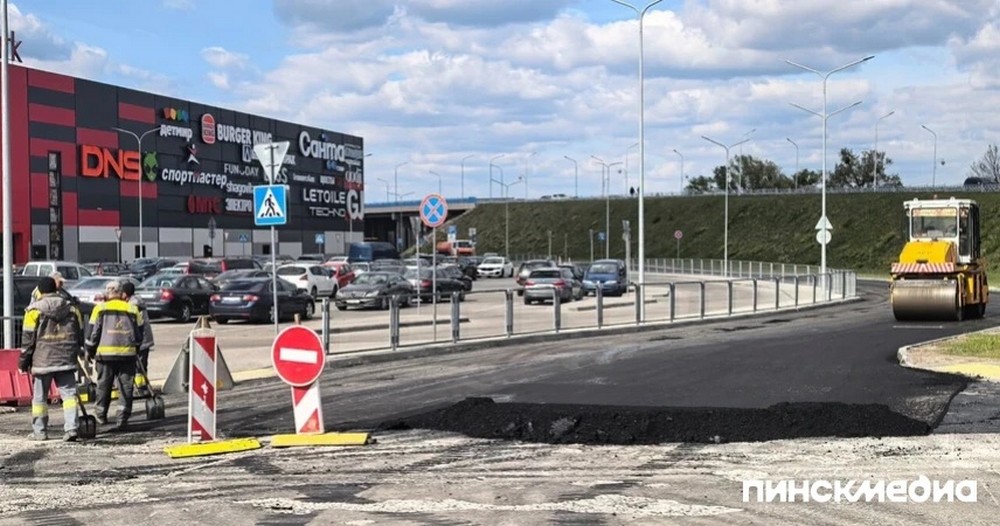 Новая дорога возле торгового центра в Пинске. Фото: «Пинскмедиа»
