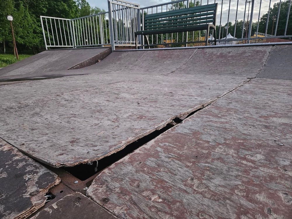 Скейт-площадка в городском парке в Молодечно