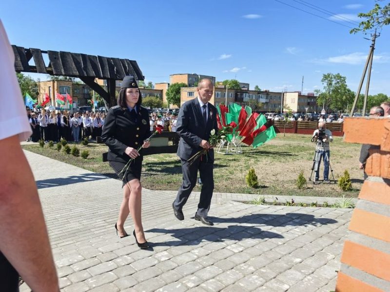 Участники церемонии открытия памятника в Столинском районе 5 мая 2026 года. Фото: «Навіны Палесся»