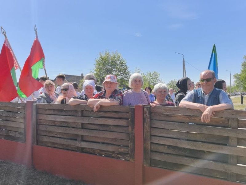 Жители Столинского района на открытии памятника 5 мая 2026 года. Фото: «Навіны Палесся»