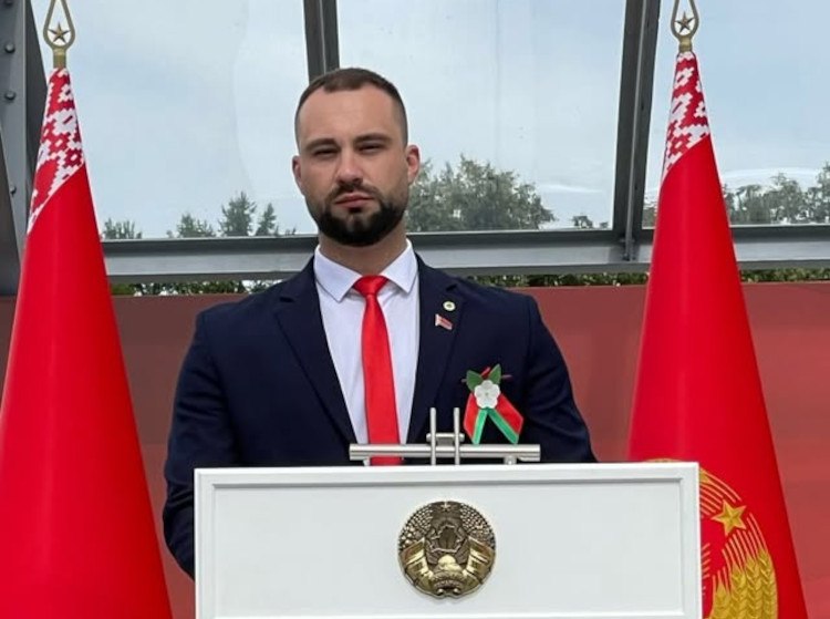 Дробышевский Виталий с красно-зеленым флагом
