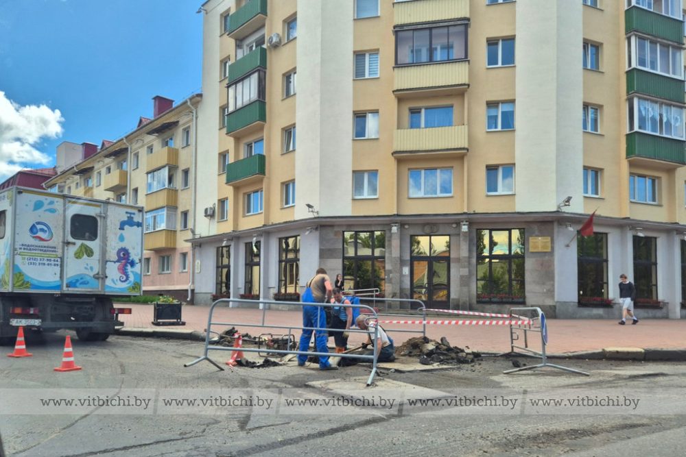 Бригада «Витебскводоканал» восстанавливает поврежденный колодец