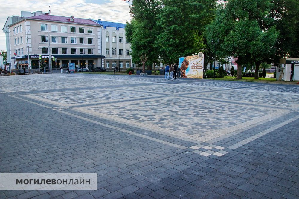 Новая площадь в Могилеве возле театрального сквера
