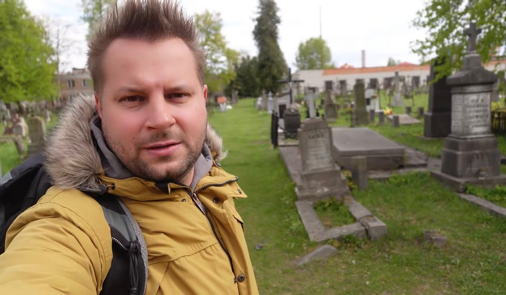 Польский блогер Камил Тихоцкий на кладбище в Бресте. Скриншот видео на ютуб-канале «Kamil — In Travel»