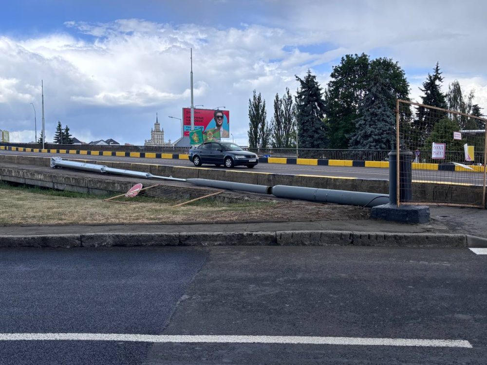 Замена световых опор на путепроводе возле ж/д вокзала в Бресте